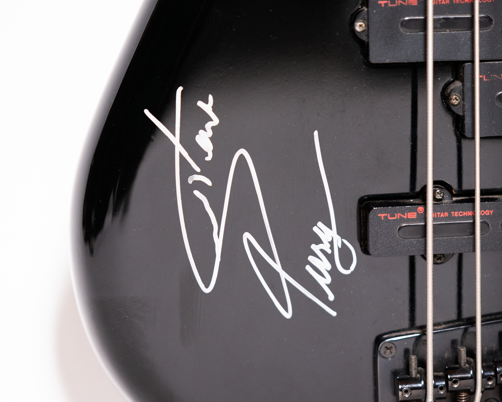 Tune Guitar Technology Bass Maniac (black) SIGNED