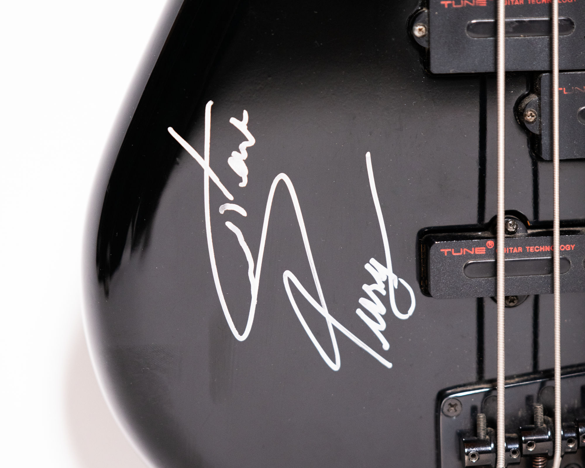 Tune Guitar Technology Bass Maniac (black) SIGNED